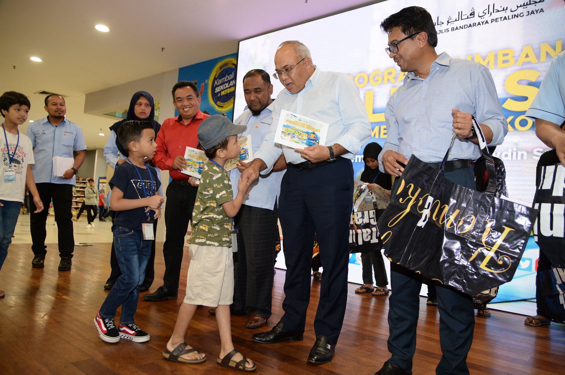 மீண்டும் பள்ளிக்குச் செல்ல ஷாப்பிங் செய்வோம்’ பற்றுச்சீட்டுகளை 60 குடும்பங்கள் பெற்றன!