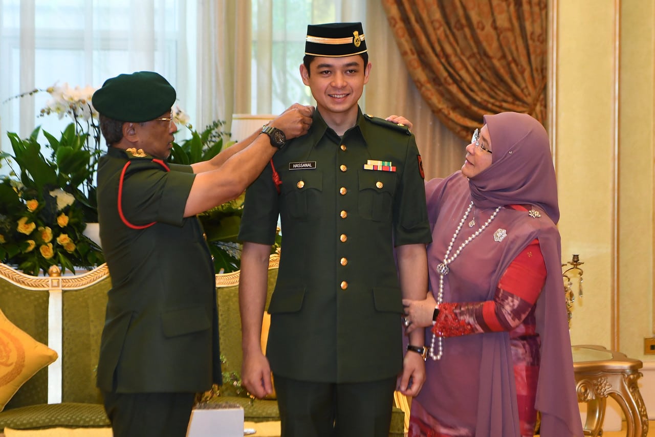 Agong, Permaisuri sempurnakan pemakaian pangkat dua anakanda