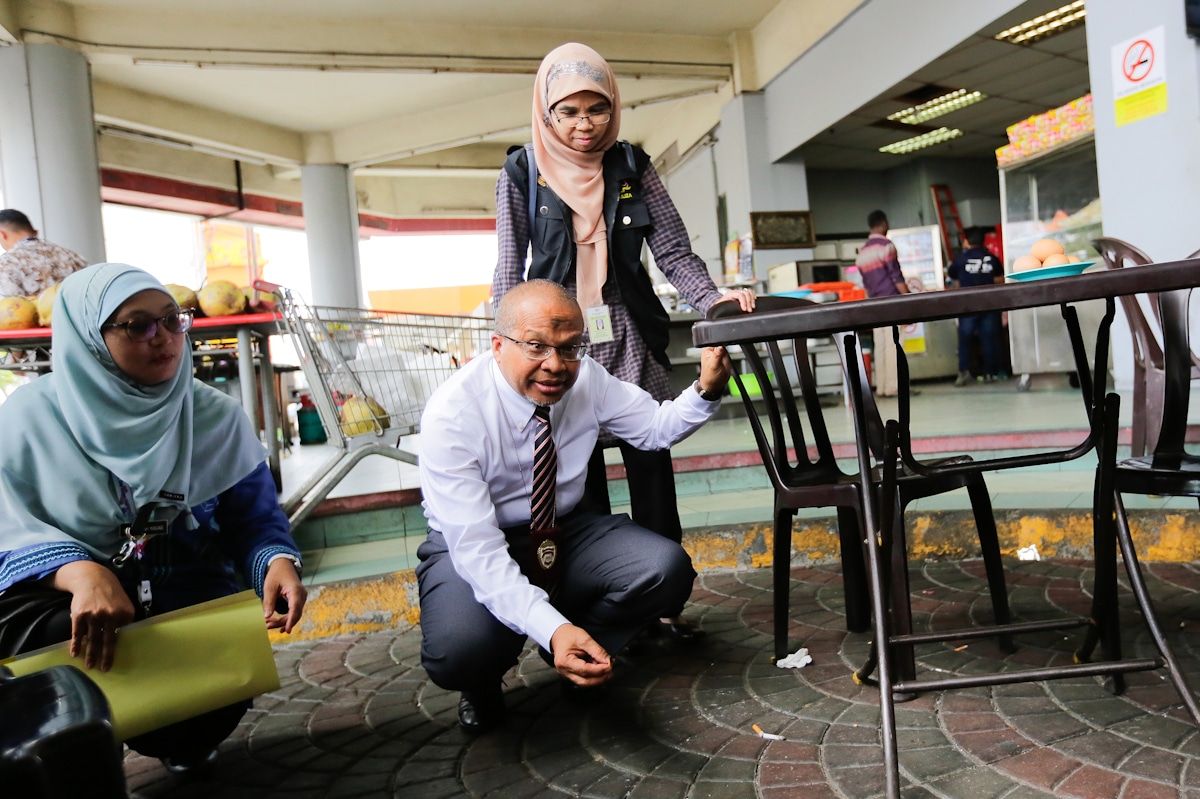 Warga emas nyaris dikompaun kerana mahu merokok di restoran