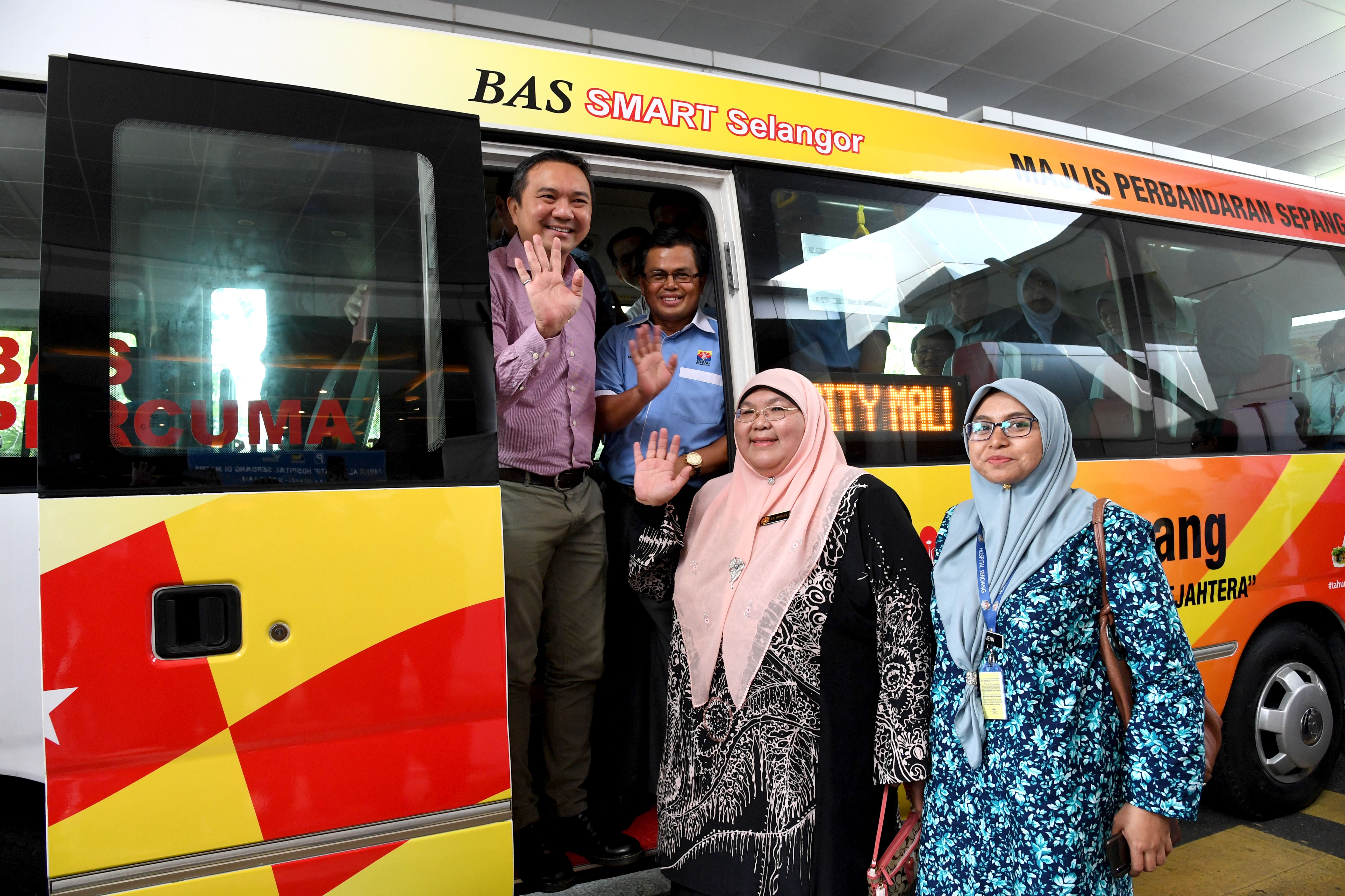 செர்டாங் மருத்துவமனை முகப்பிடம் வரை சிப்பாங் நகராண்மைக் கழகத்தின் மினி பஸ் சேவை