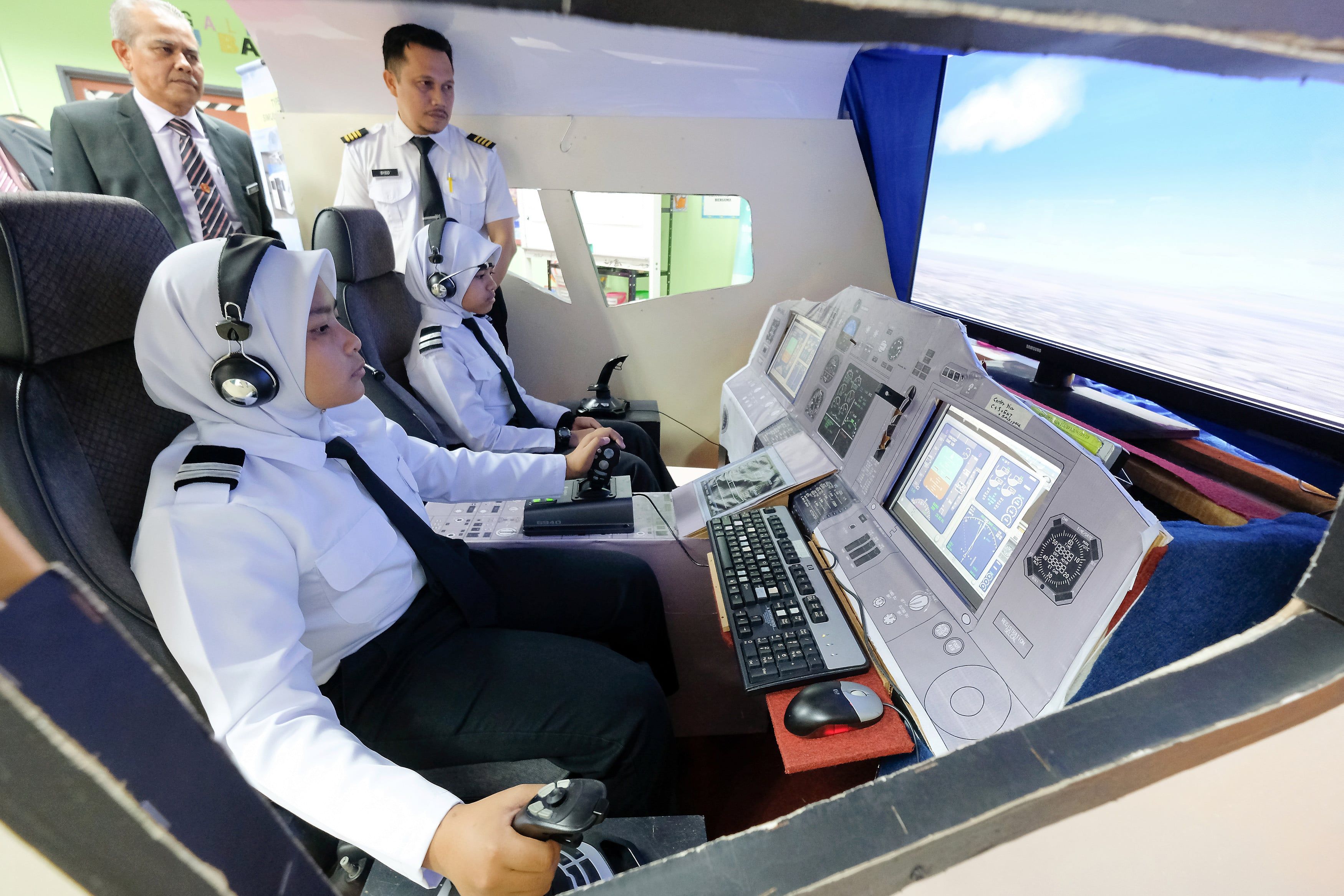 Simulator barangan terpakai cetus minat murid dalam penerbangan