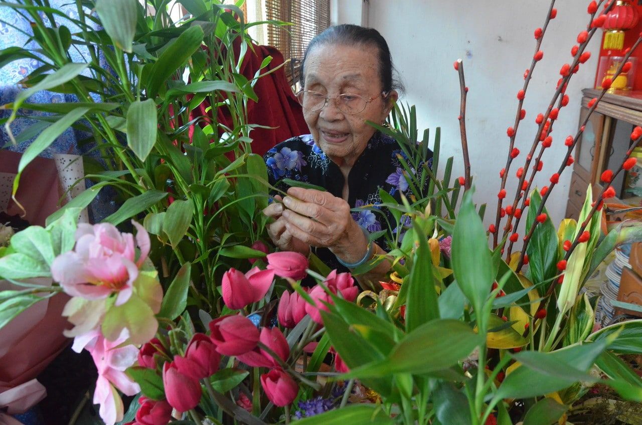 Nenek 100 tahun rai Tahun Baharu Cina dalam suasana PKP