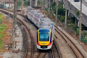 树倒挡火车轨道断电　KTM：部分地区班次延误