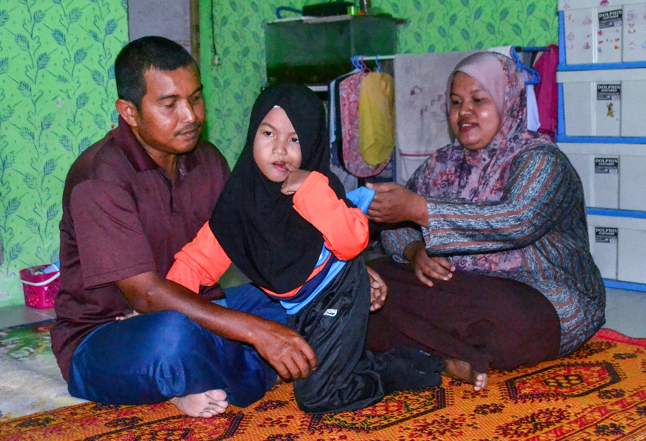 Dukung anak OKU ke sekolah, ibu rayu sumbangan kerusi roda