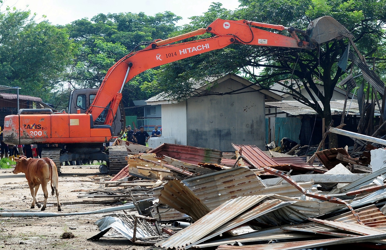 PDT Klang roboh kandang ternakan haram