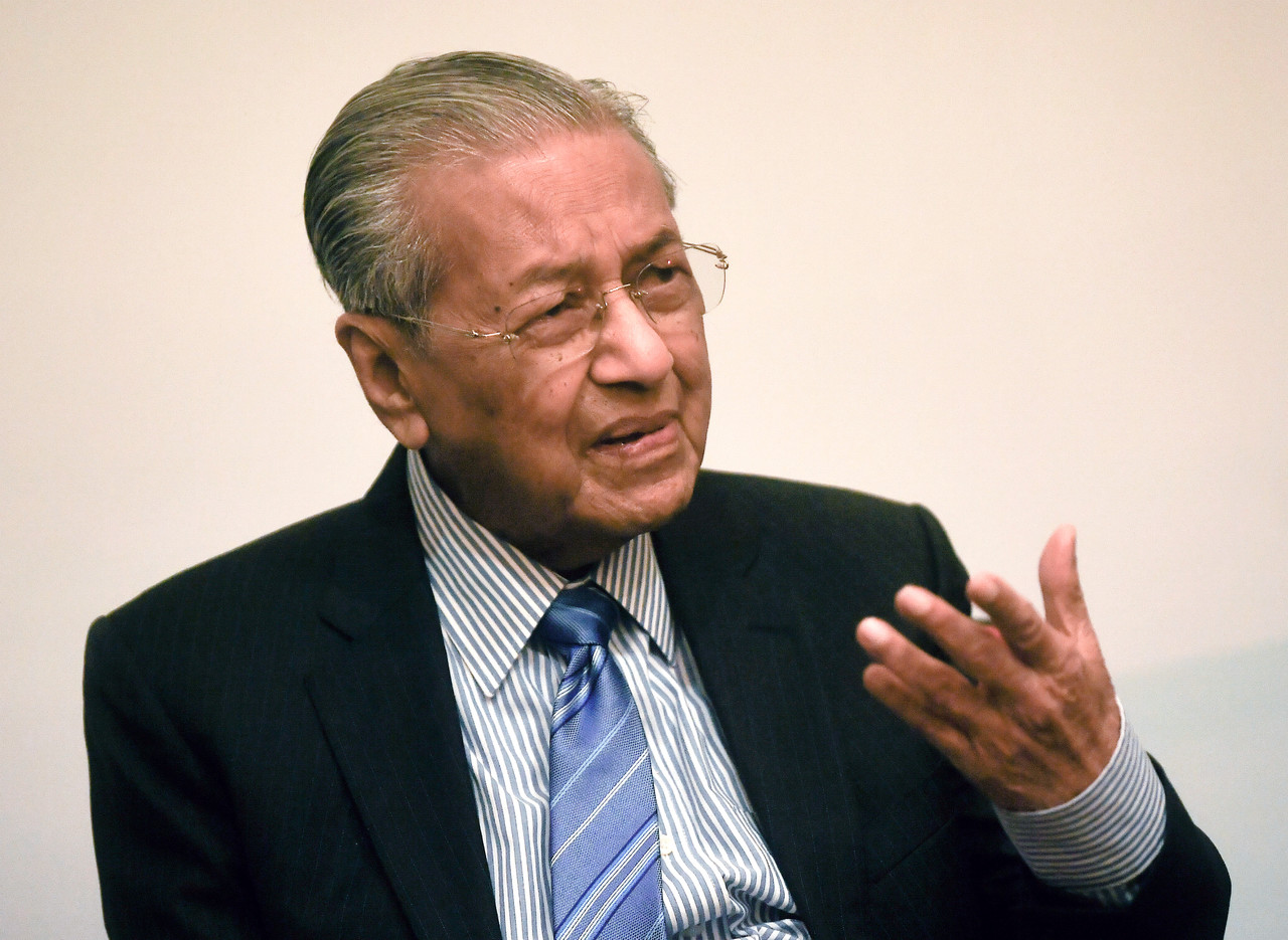 `Kata nak pecat, saya tunggu di pejabat' - Tun M