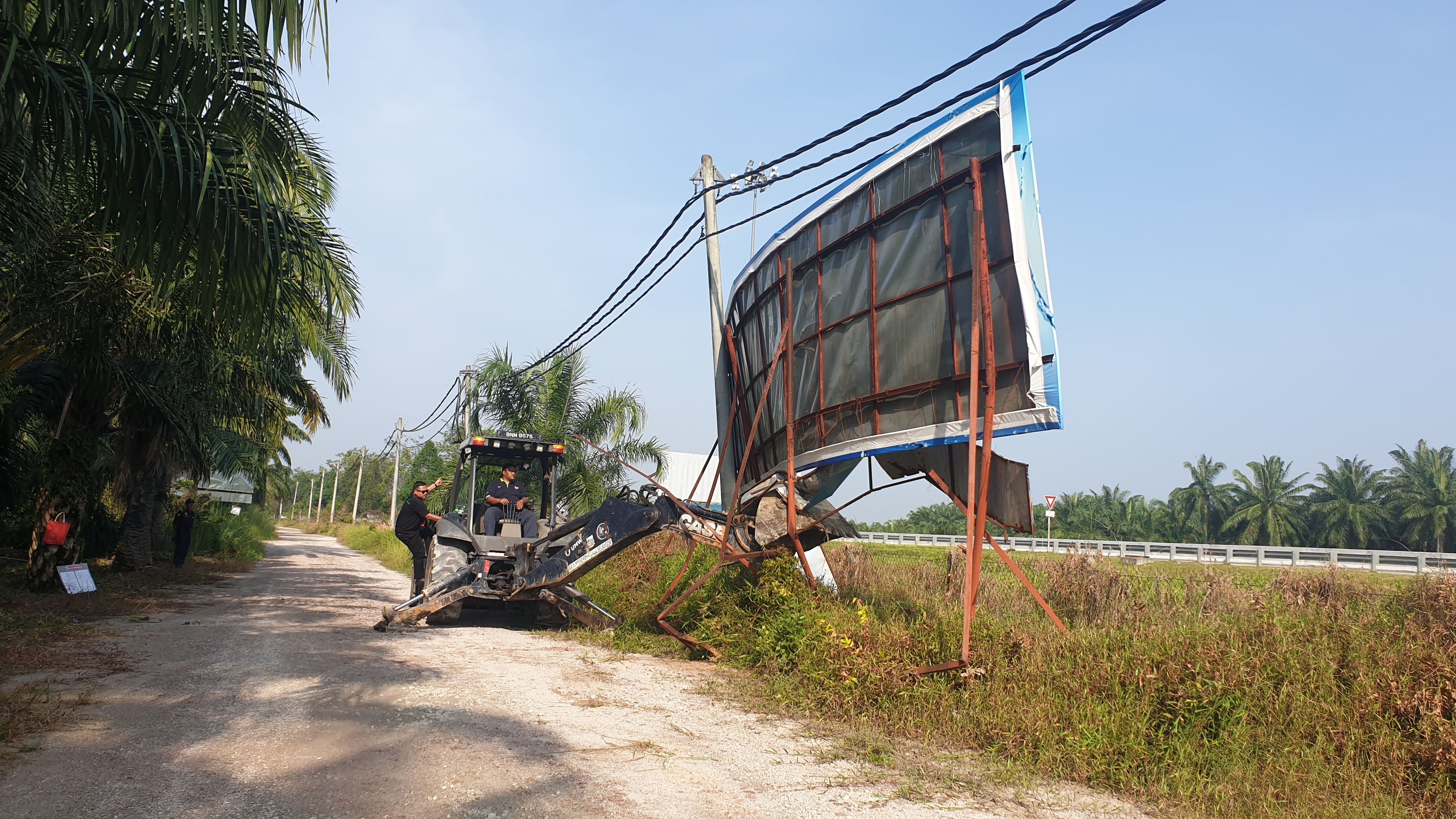 内容不良及阻挡视线  瓜雪县会拆9大型广告牌