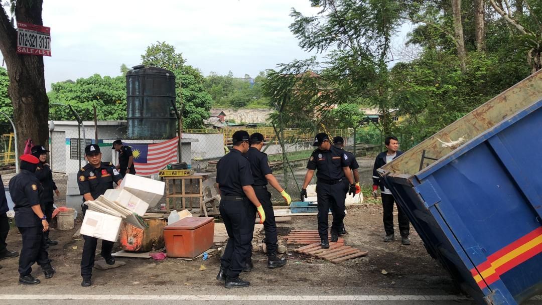 MPS roboh gerai haram halang kawasan awam