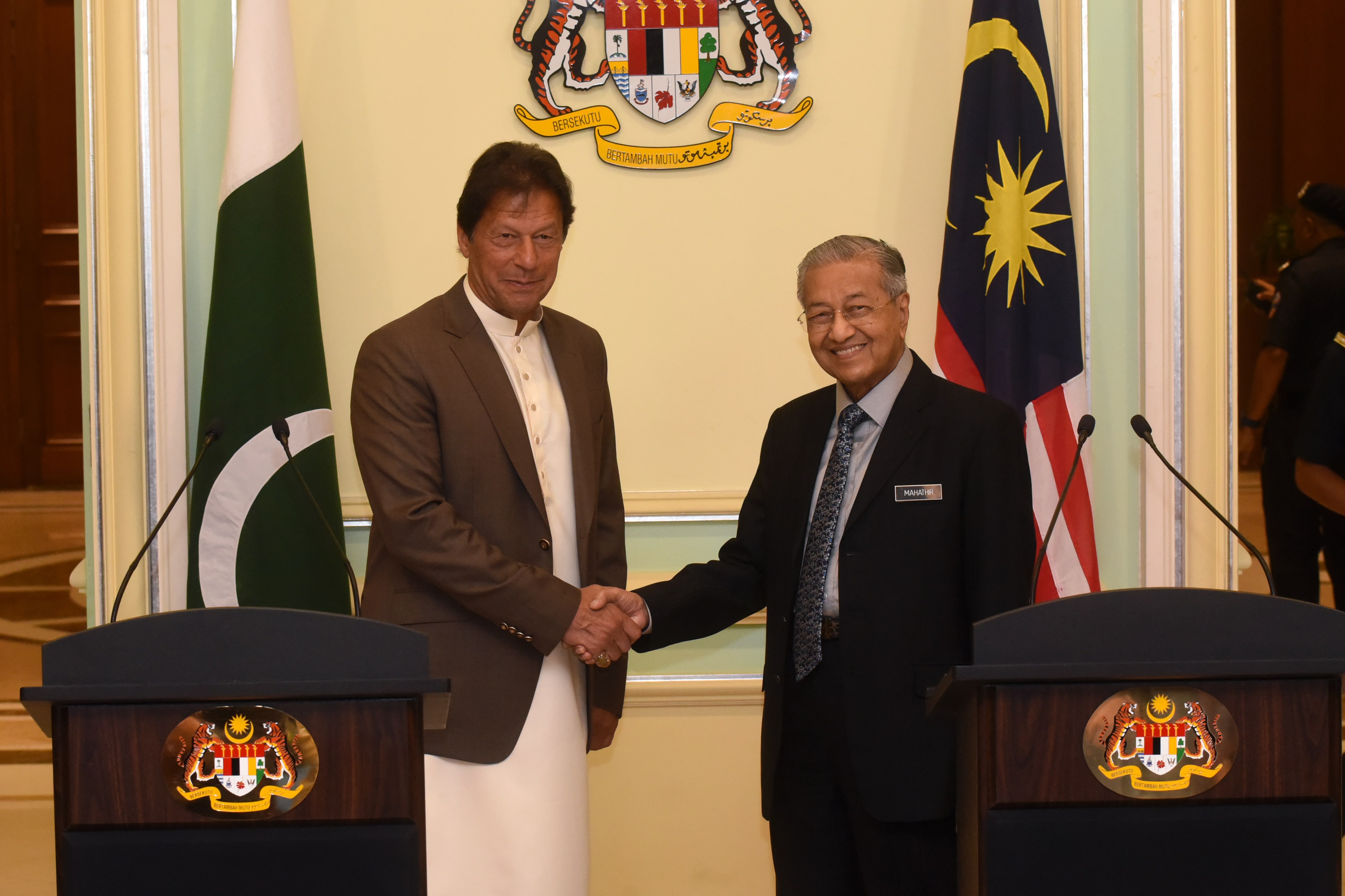 Dr Mahathir pemimpin sebenar dunia Islam - Imran Khan