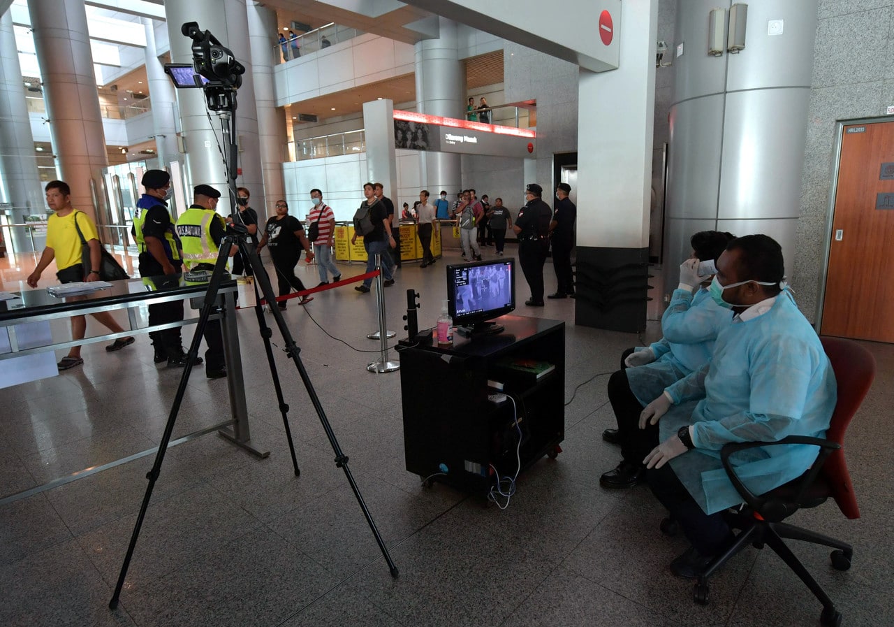 Dua penguat kuasa ditahan, 11 pasport dijumpai di siling kaunter