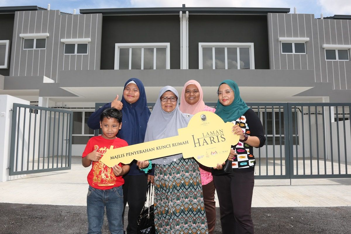 Peneroka sebak terima kunci rumah idaman