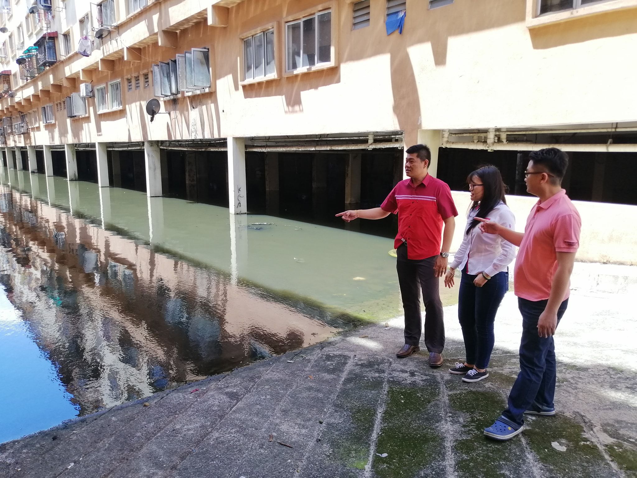 停车场积水2尺飘臭味   王诗棋拨款抽水查肇因