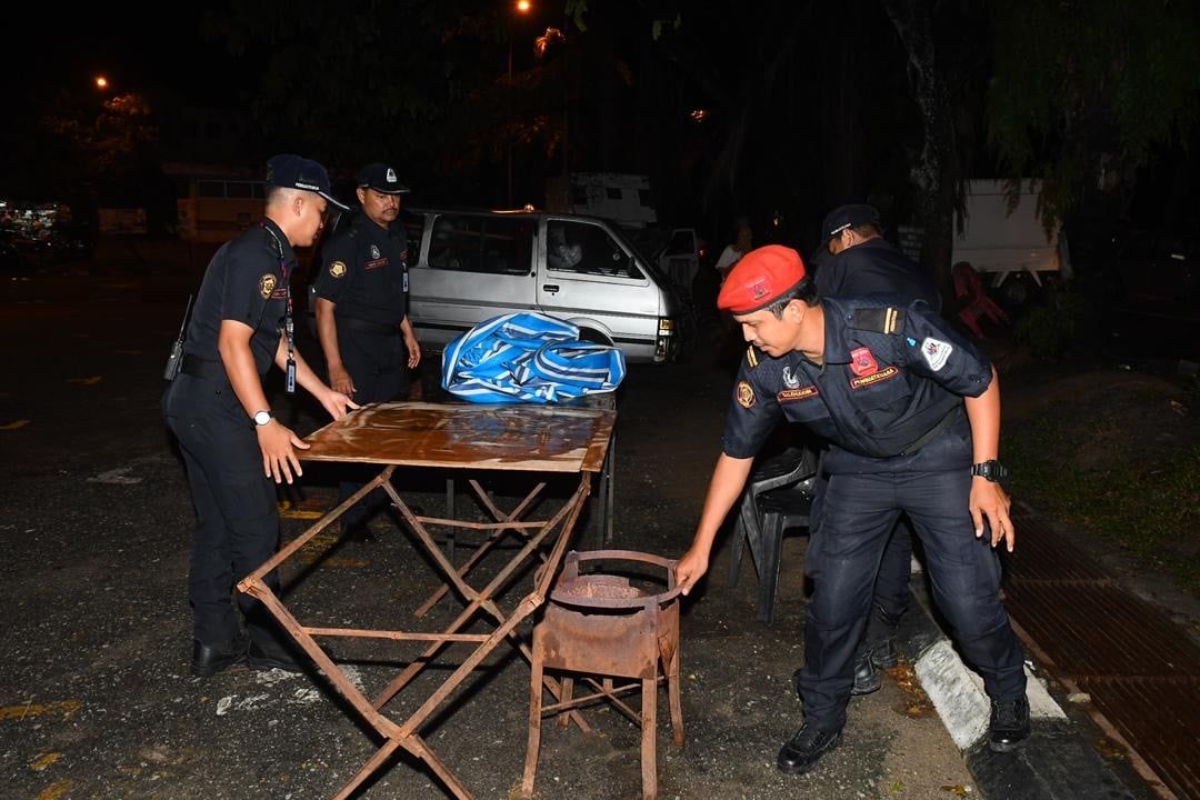 MPS sita alatan penjaja di bahu jalan