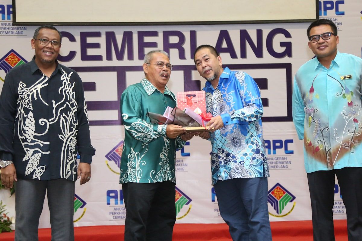 33官员及13县议员  瓜冷县会颁感谢状表扬