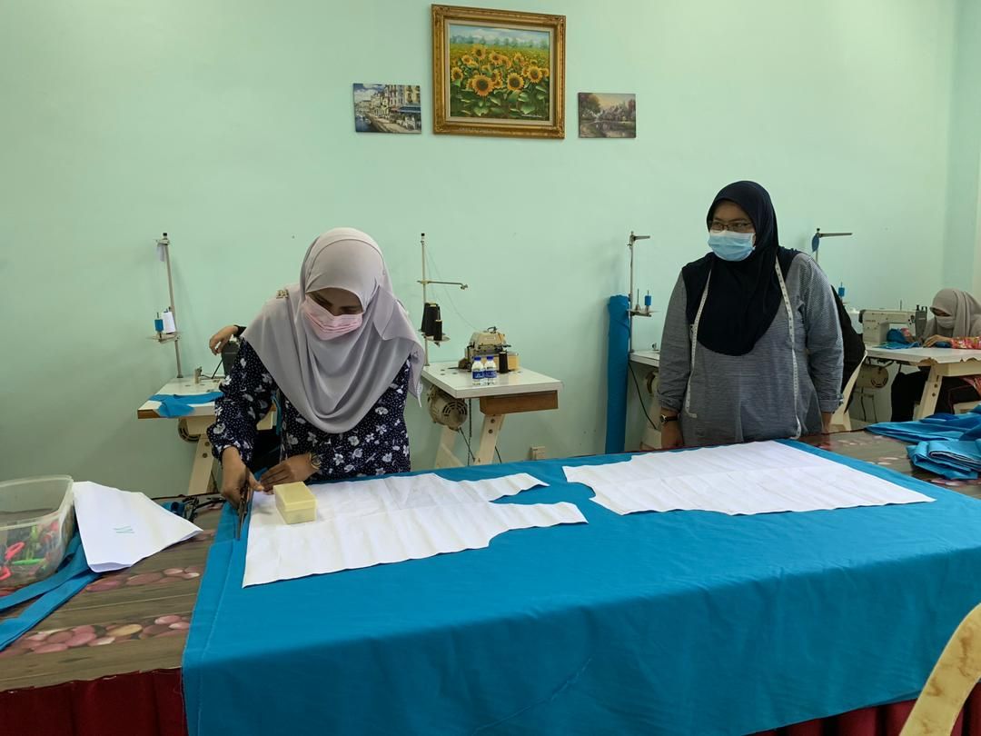 Isteri MB jahit pakaian seragam buat petugas kesihatan