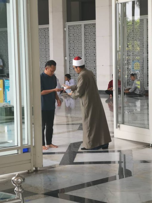 Covid-19: Jemaah dipakaikan cecair basmi kuman sebelum solat Jumaat