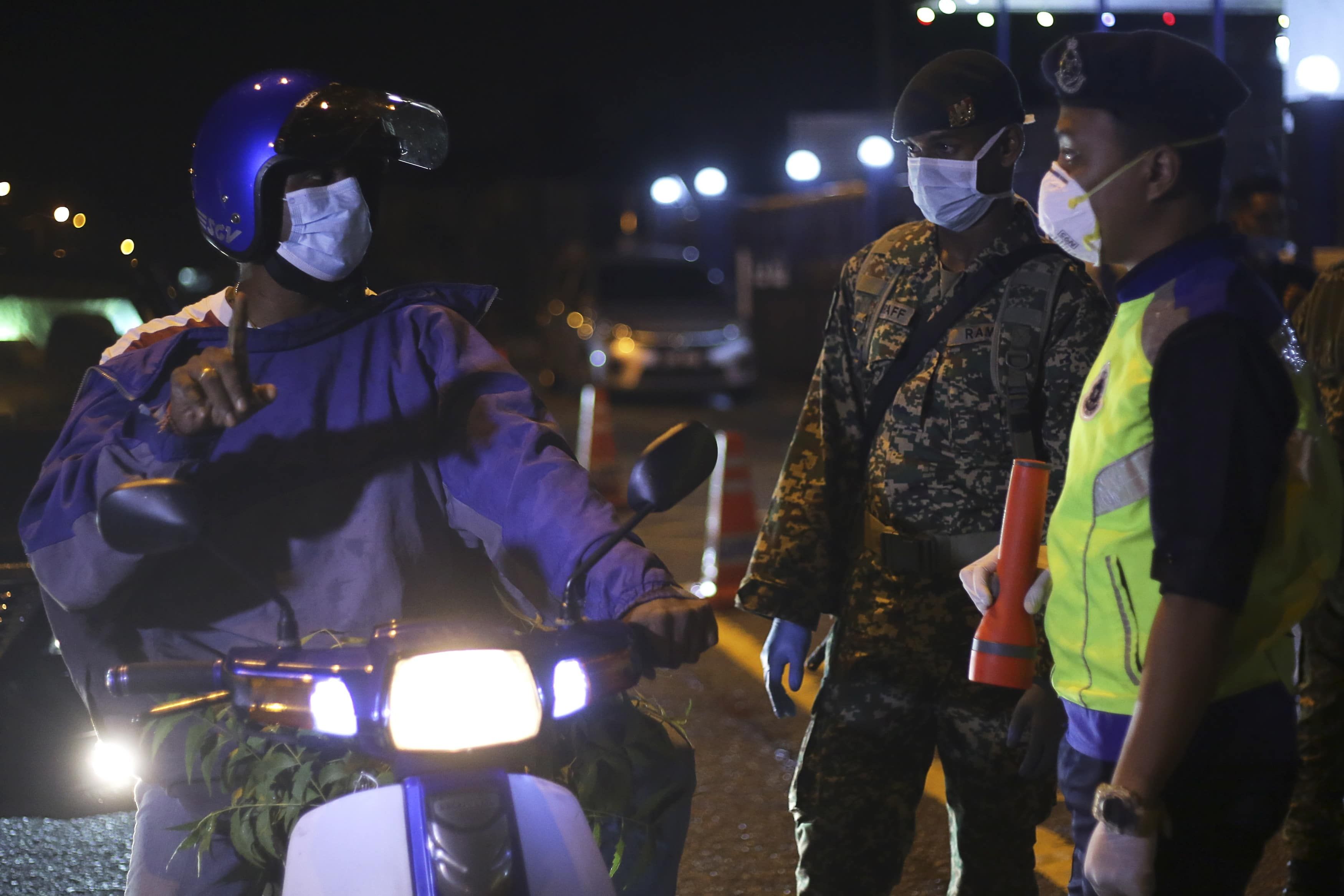 Penglibatan tentera, polis 'gerunkan' rakyat patuhi perintah kawalan