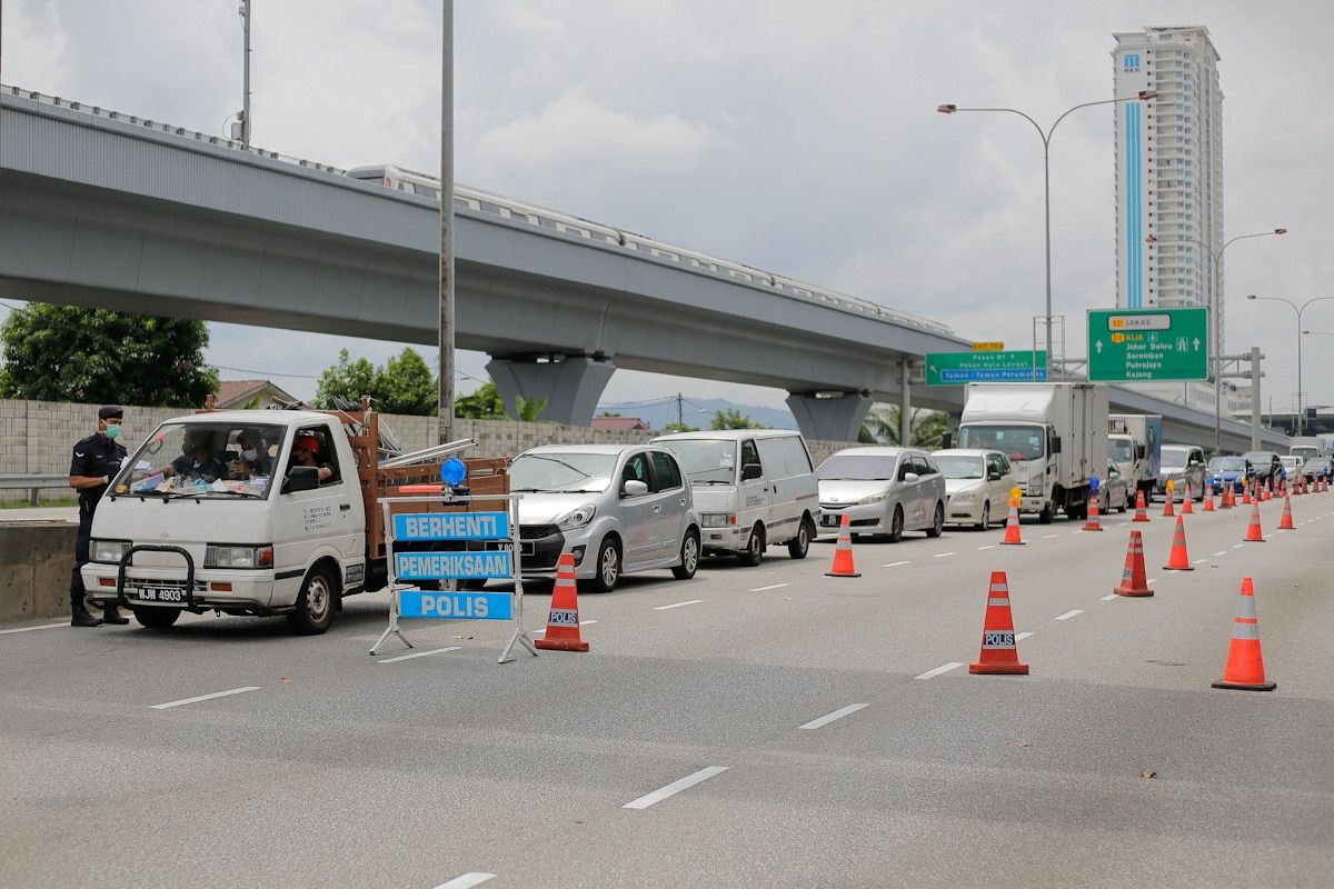 பிகேபி: காவல்துறை காஜாங்கில் 8 சாலைகளை முடிய வேளையில் சாலை தடுப்பு சோதனையை அதிகரித்தது !!!