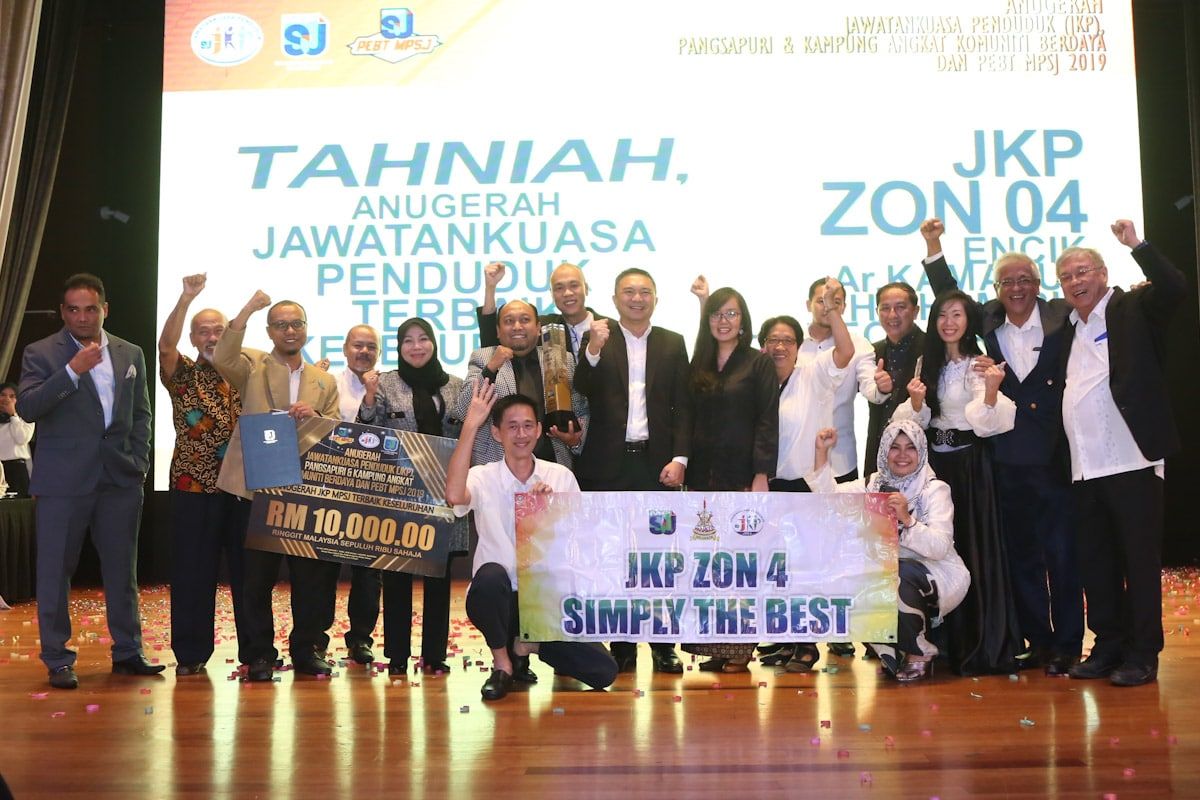 梳邦市会表扬社区组织  第4区居委夺最佳表现奖