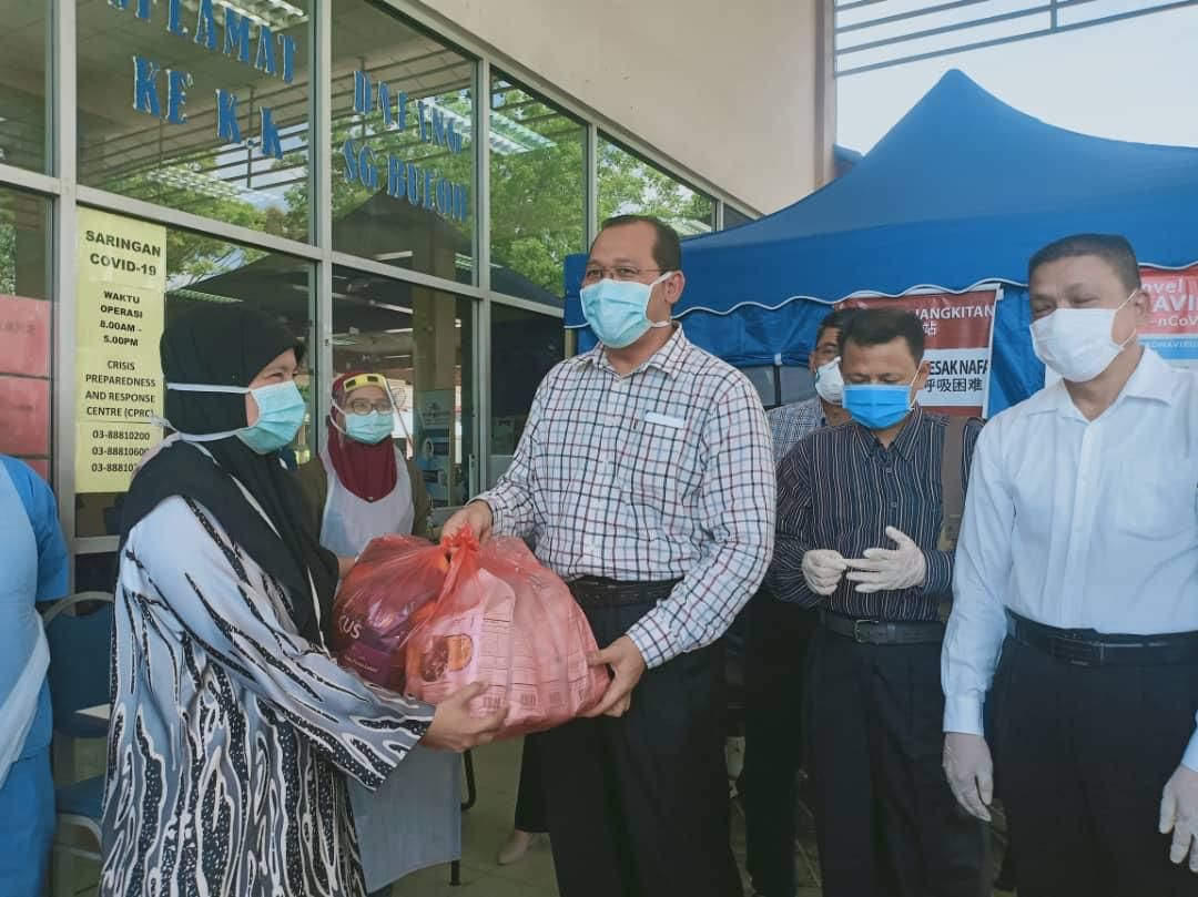 Petugas Klinik Kesihatan Sungai Buloh terima bantuan makanan, wang tunai