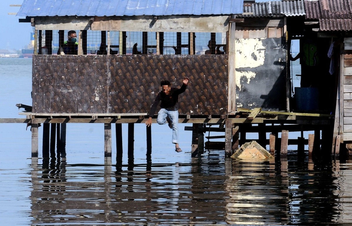 Man jumps into sea to avoid arrest for flouting control order