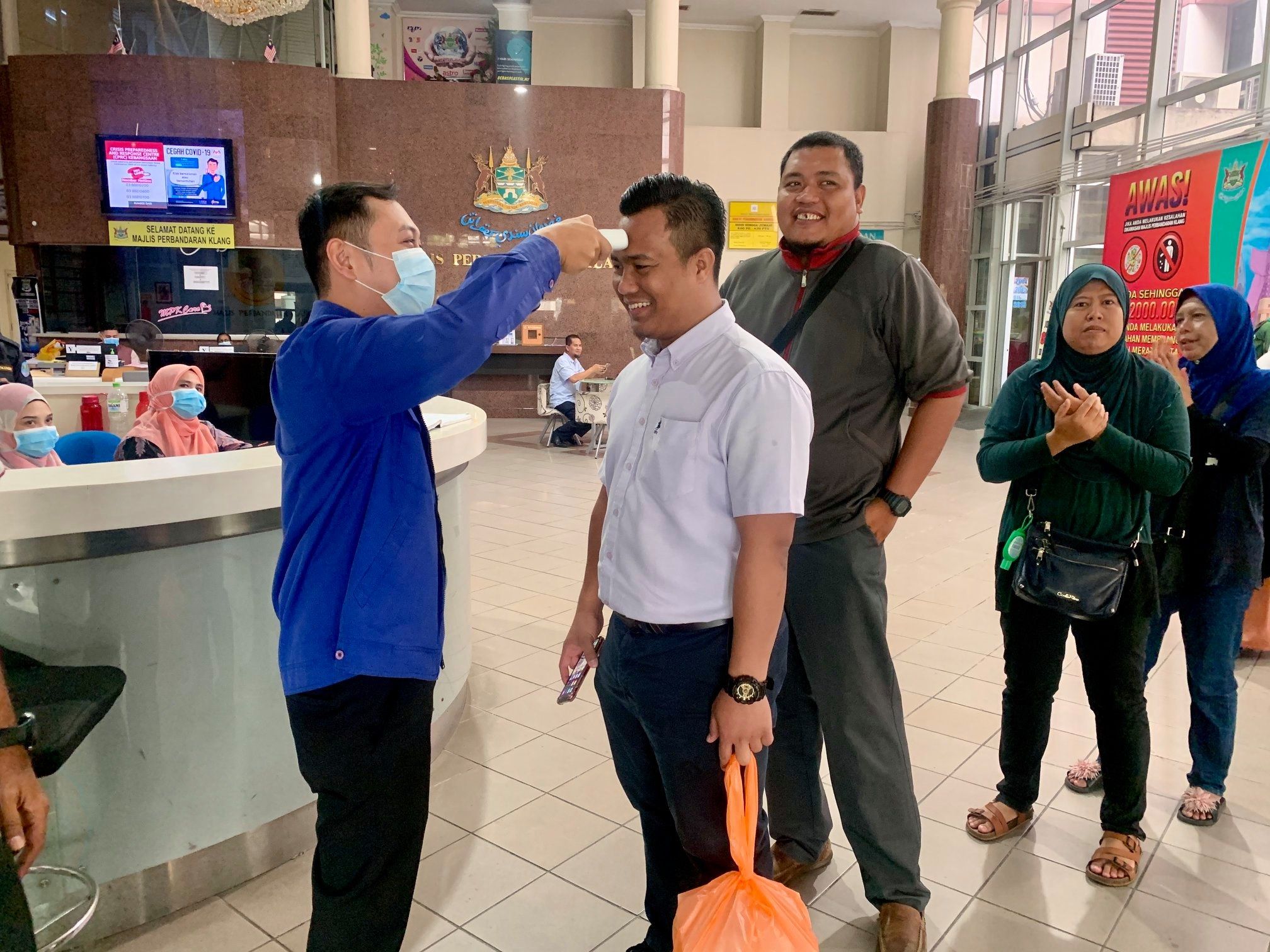 访客先探体温和消毒  巴生市会加强防疫措施