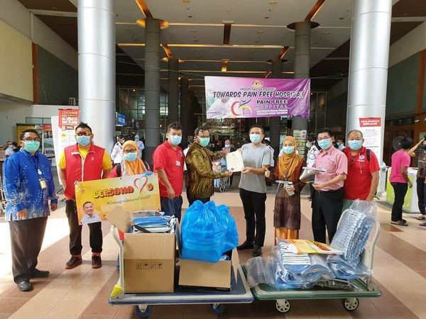 疫情当前我们“罩”住你! 黄思汉偕义工团自制面罩捐医院