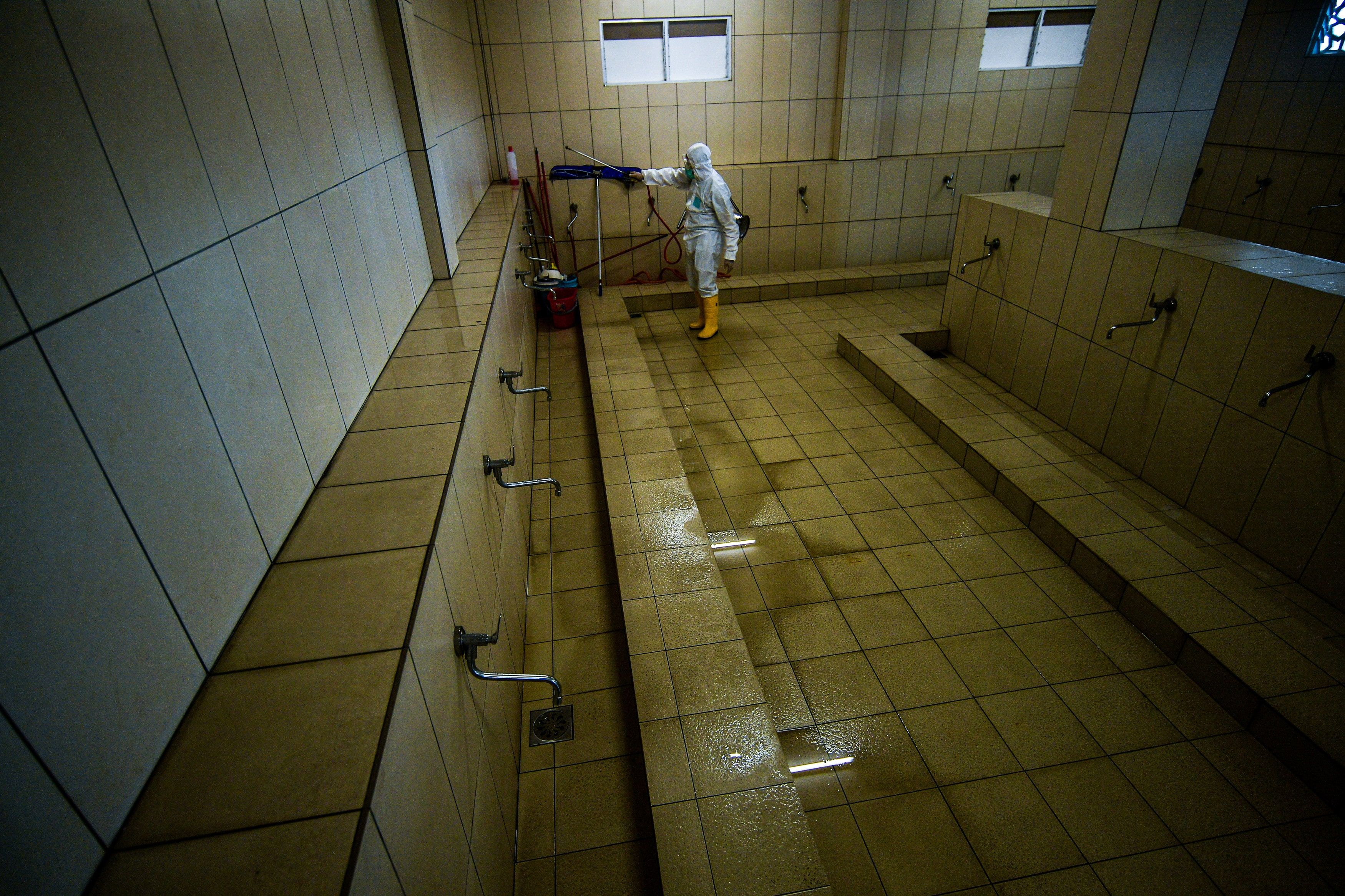 外籍男疑在浴足区小便被逮捕