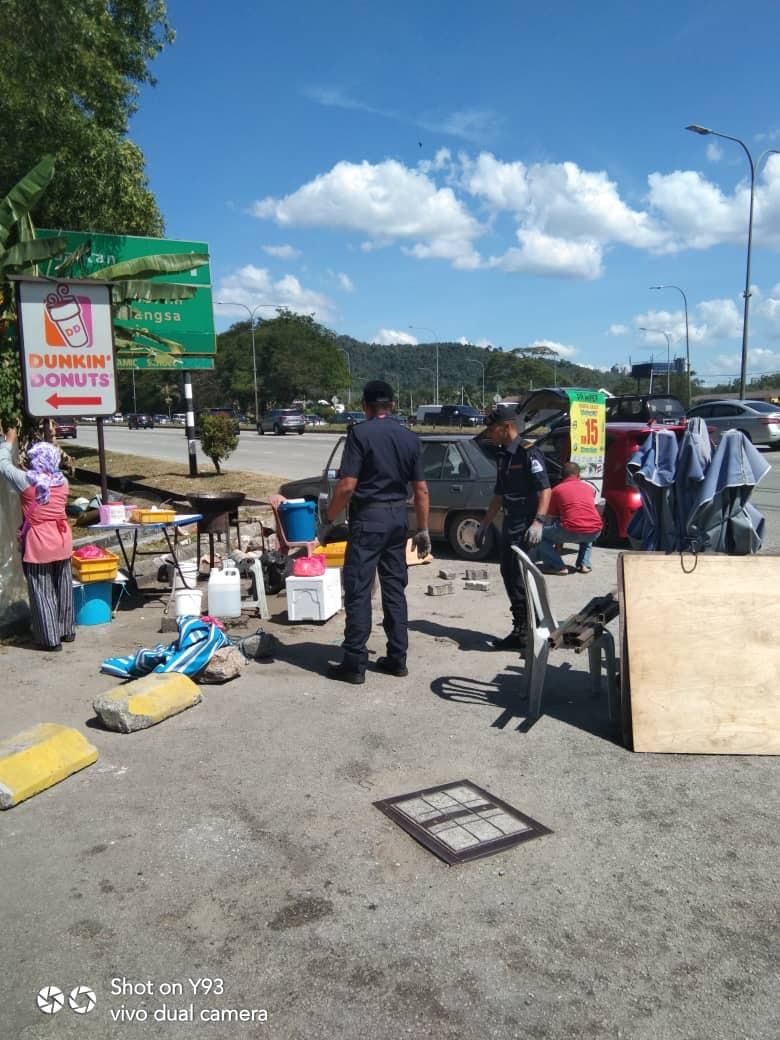 தடை செய்யப்பட்ட இடங்களில் இருந்து  விற்பனை பொருள்கள் பறிமுதல்-எம்பிஎஸ் நடவடிக்கை