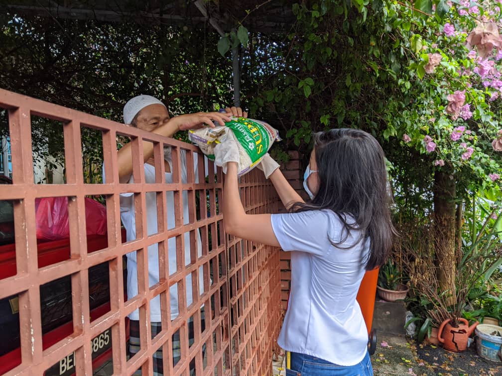 Don’t stop volunteers from feeding those in need, says Kg Tunku rep