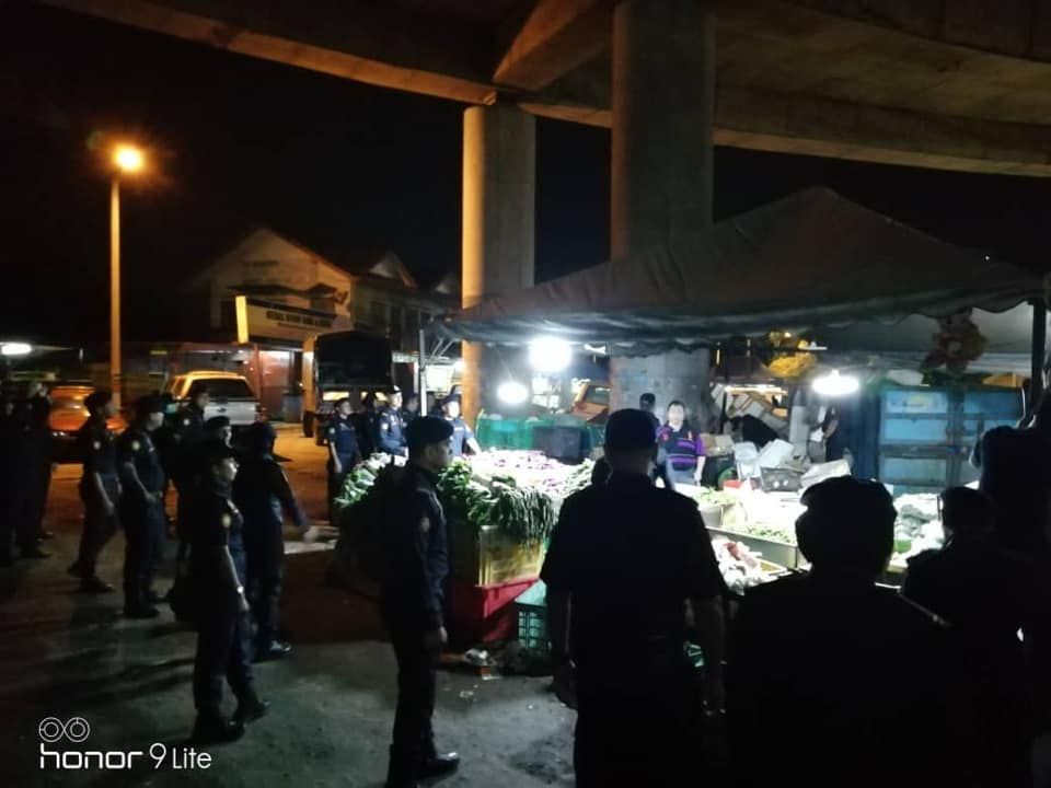 Operasi MPS: Warga asing lari tinggal barang niaga