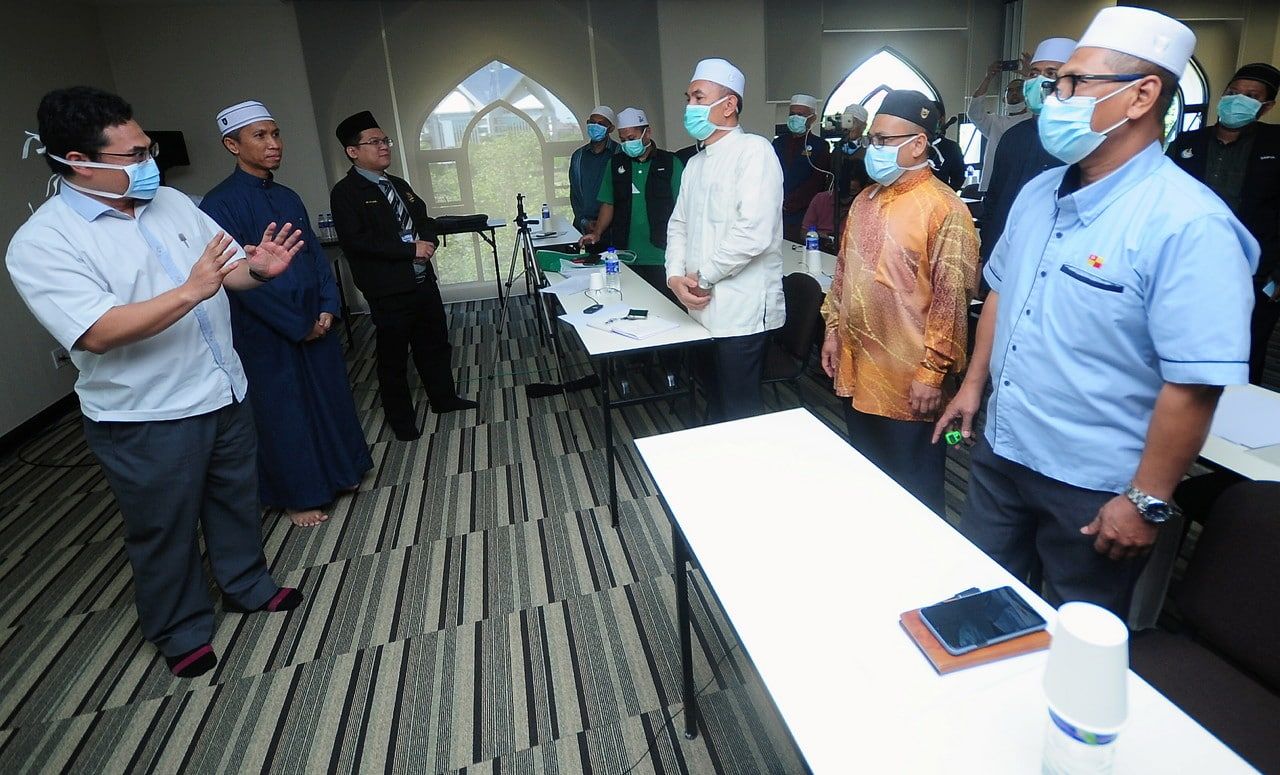 Jais tubuh pasukan khas urus jenazah mangsa Covid-19