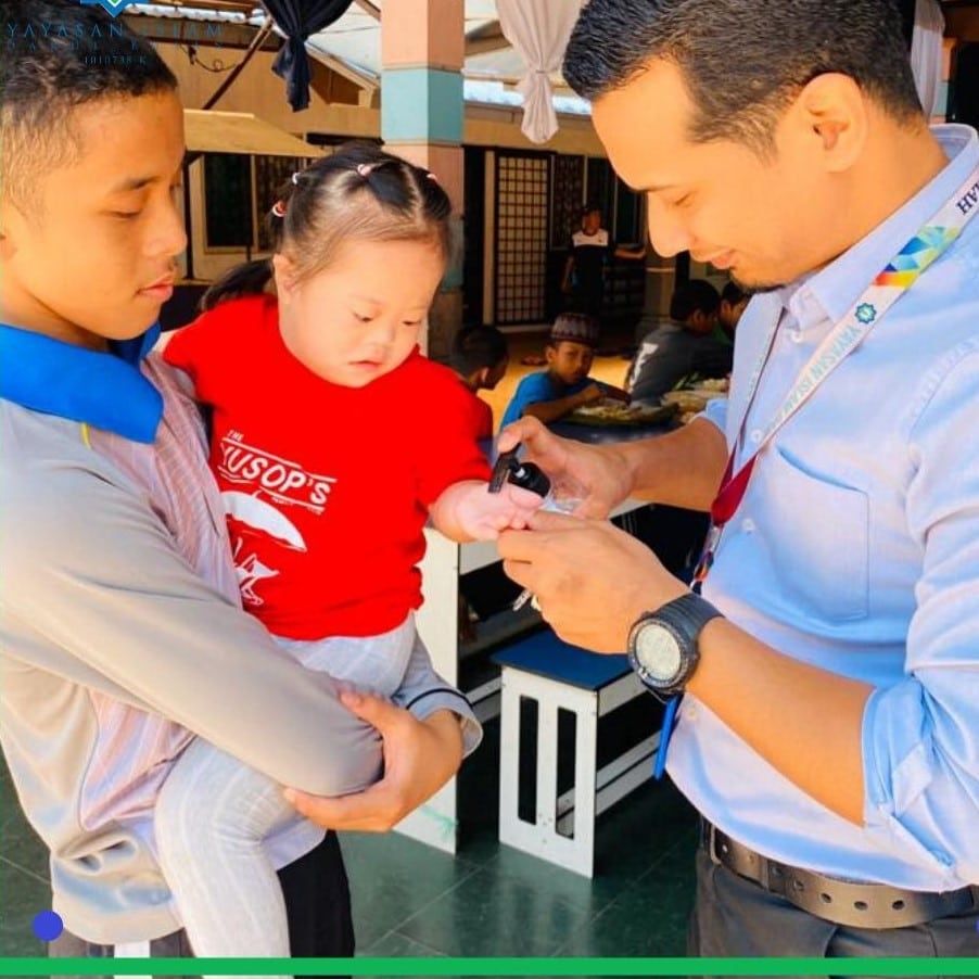 Yide edar cecair pembasmi kuman kepada anak yatim