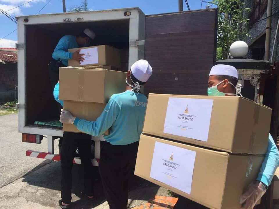 5000 முகமூடிகளை மருத்துவமனை மற்றும் கிளினிக் ஆகியவற்றிற்கு ஆட்சிக்குழு உறுப்பினர் விநியோகம்