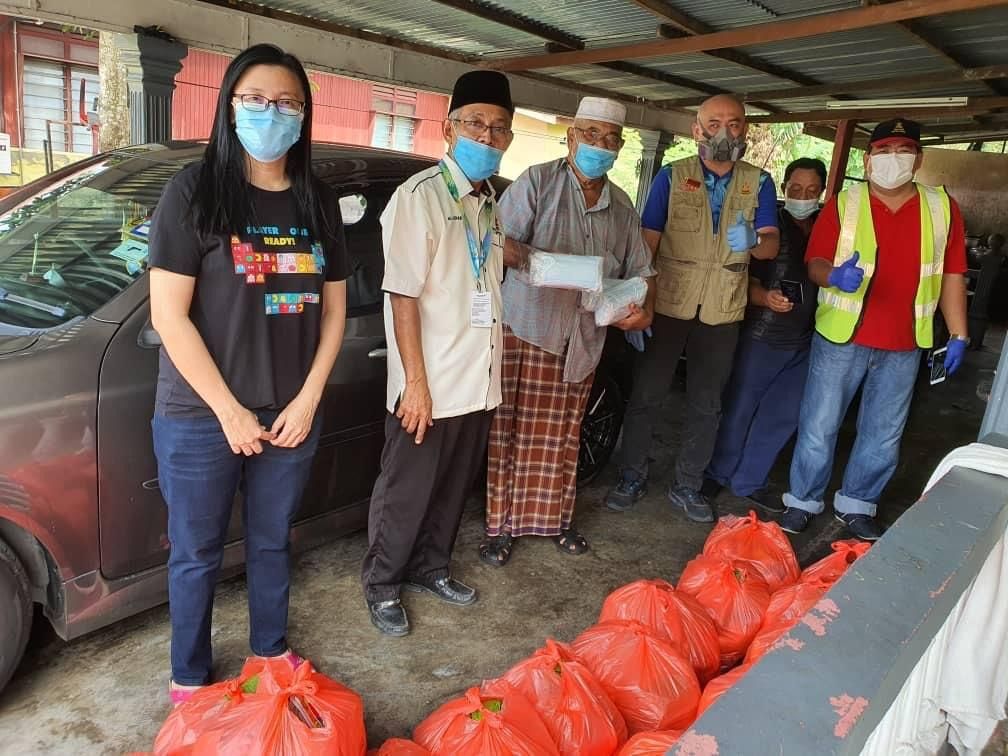 27 keluarga Kampung Melayu Sungai Nangka terima sumbangan