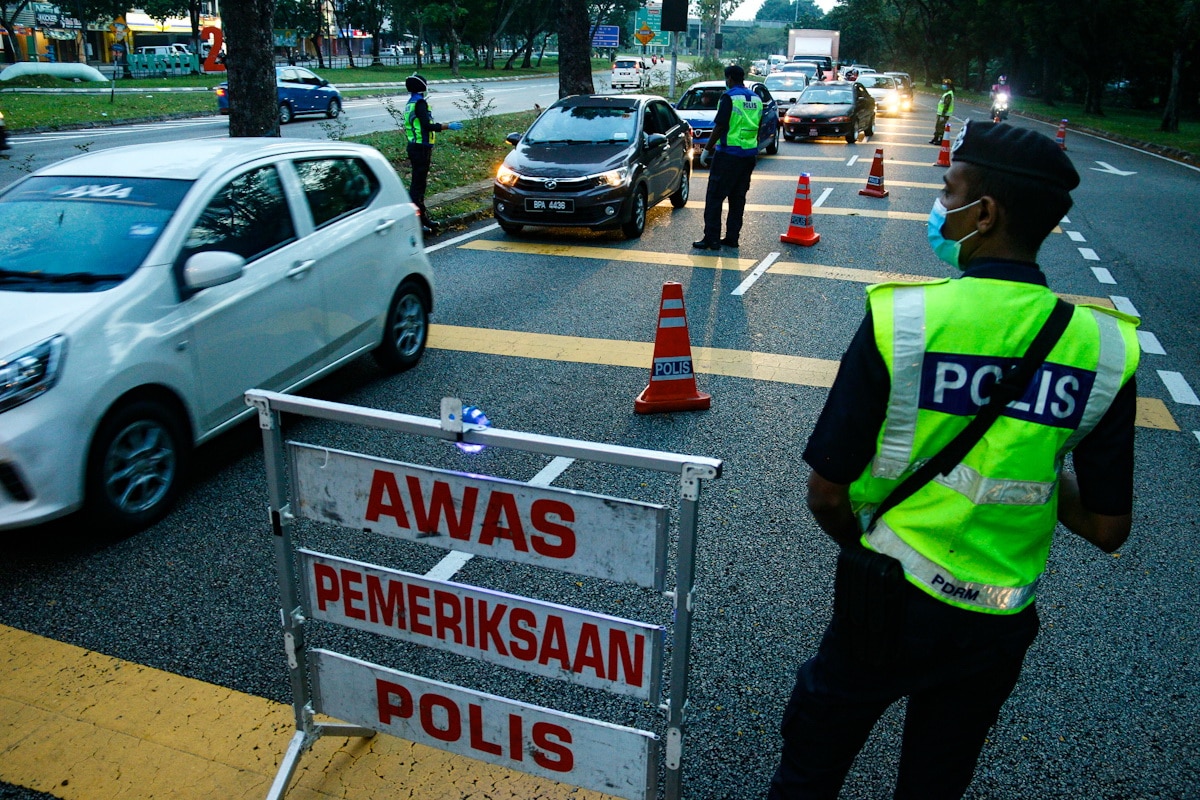 Pegawai bank tunjuk isyarat lucah kepada polis ditahan