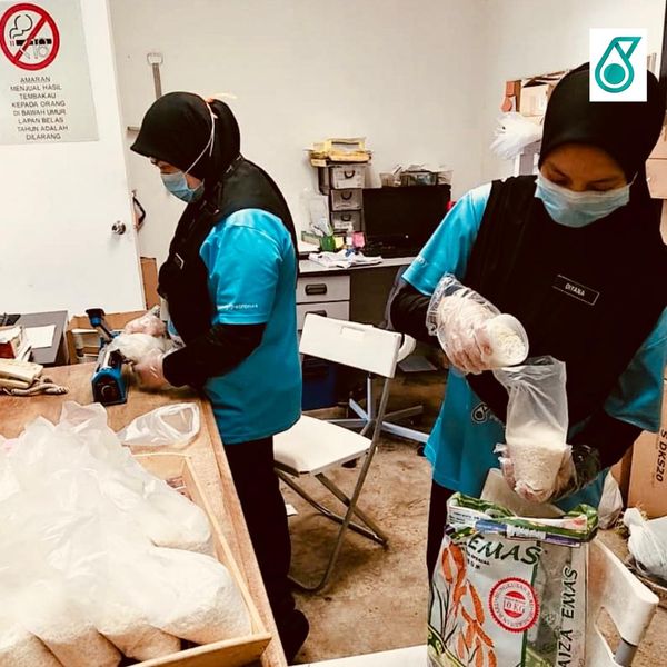 Stesen minyak beri beras percuma kepada golongan susah