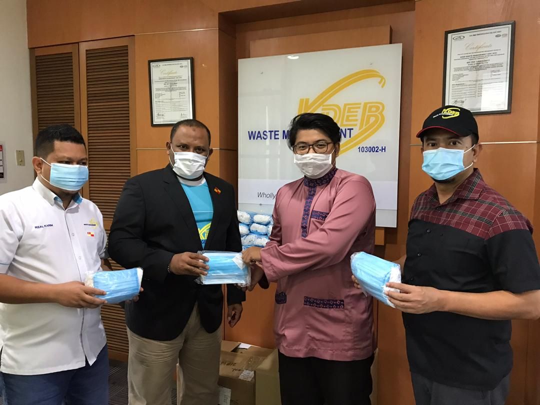 KDEBWM sediakan penutup mulut, hidung kepada petugas kutip sampah