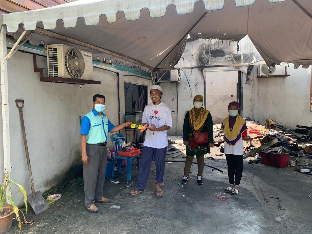 Yide hulur sumbangan kepada mangsa rumah terbakar