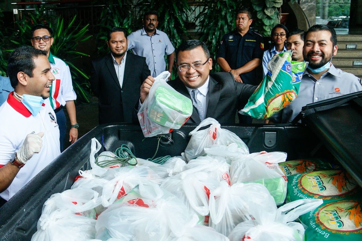 Kerajaan Negeri sumbang RM14,000 bantu siswa di Lembah Klang