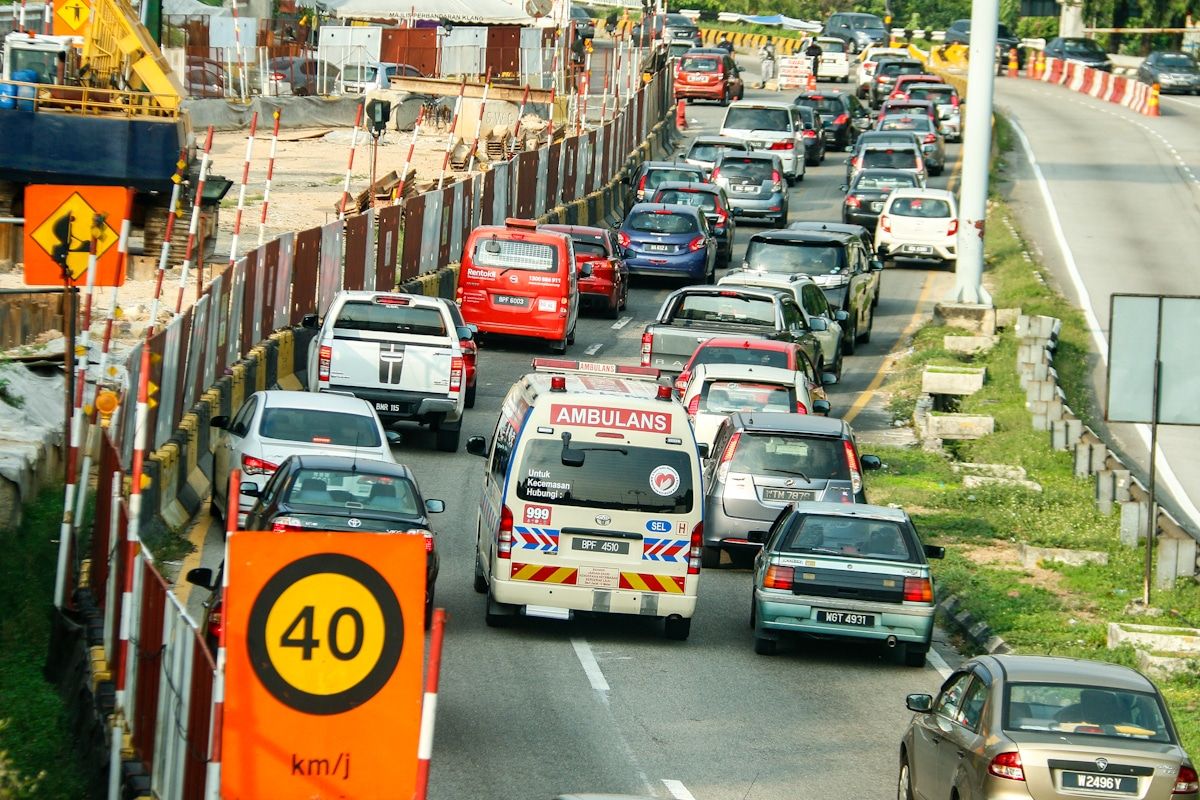 தனிமைப்படுத்தும் மையத்திற்கு செல்லும் பேருந்துகளில் கிருமி நாசினி தெளிக்கப்படுகிறது !!!