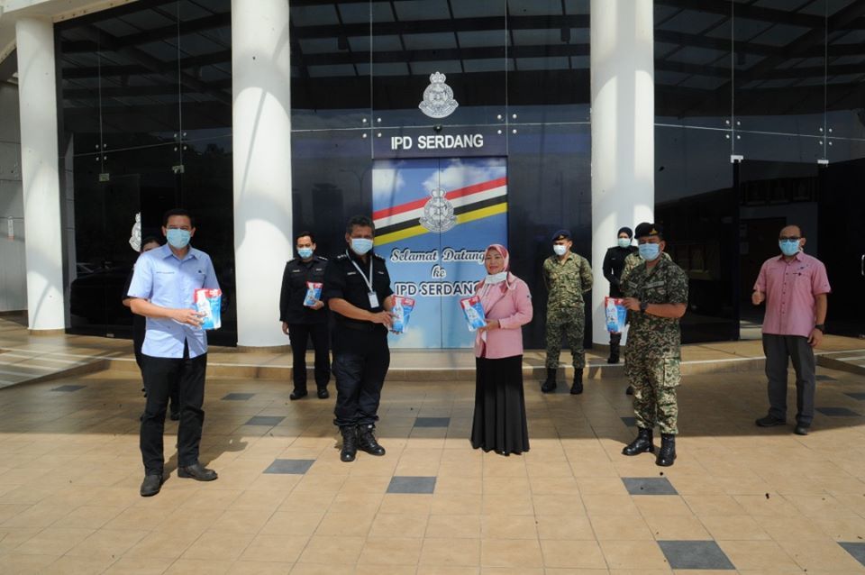 MPSJ edar cecair pembasmi kuman kepada petugas barisan hadapan