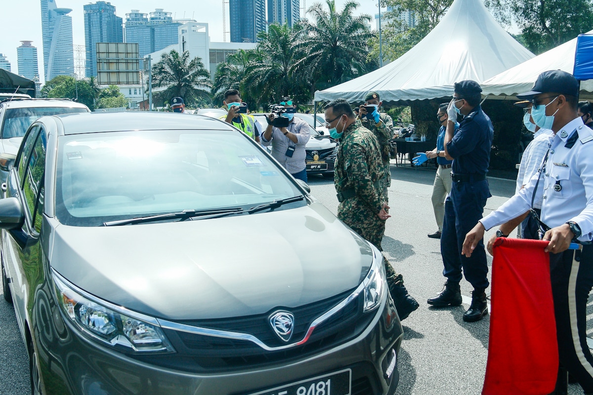 MB joins cops manning roadblock, says still many vehicles on roads