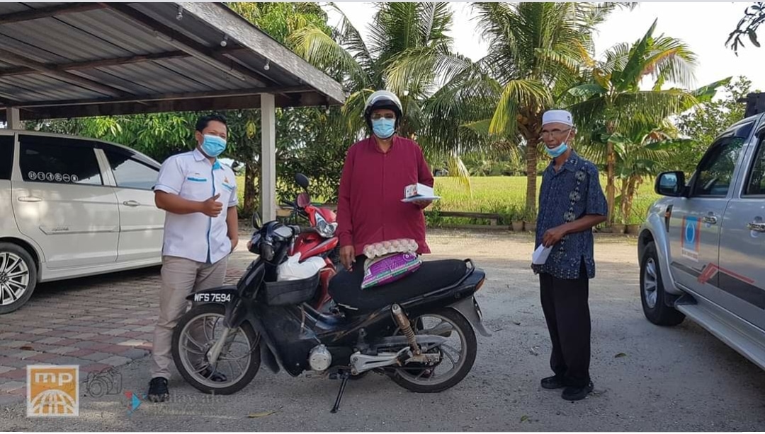 Wakil rakyat edar makanan kepada penduduk Tanjung Karang