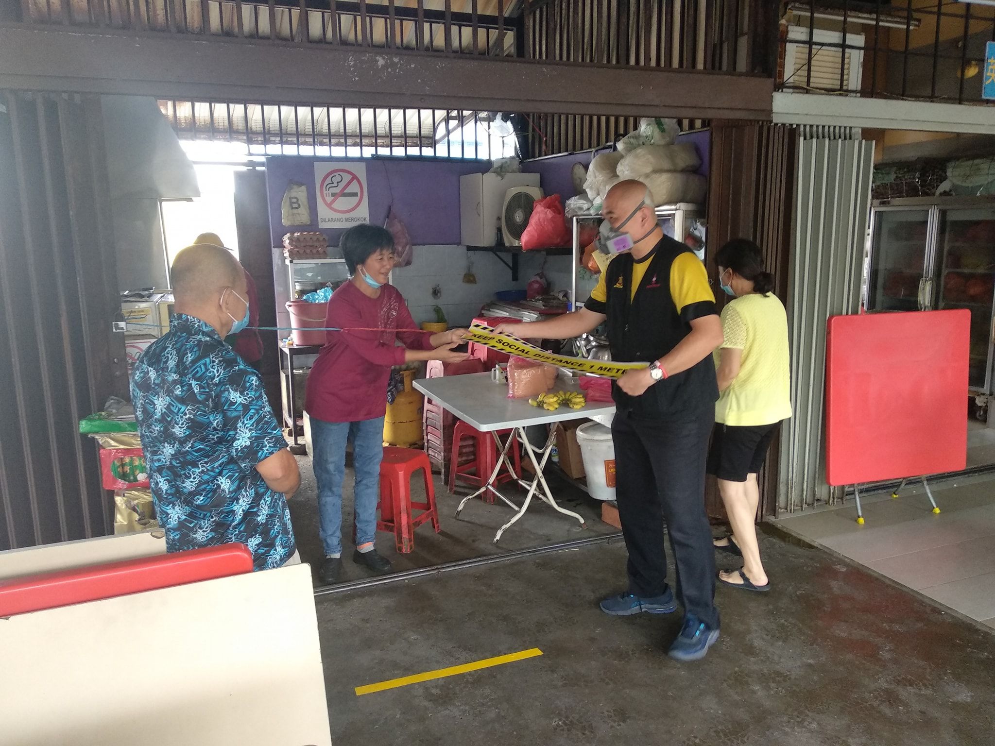 刘永山派社交距离贴纸  提醒商家及民众做足防疫