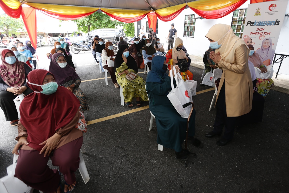 Penerima hargai kuih, duit raya sumbangan Pekawanis
