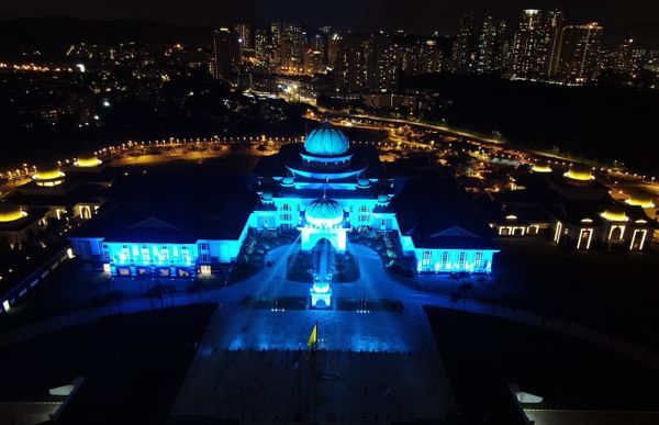 Sinaran cahaya biru, hargai barisan hadapan perangi Covid-19
