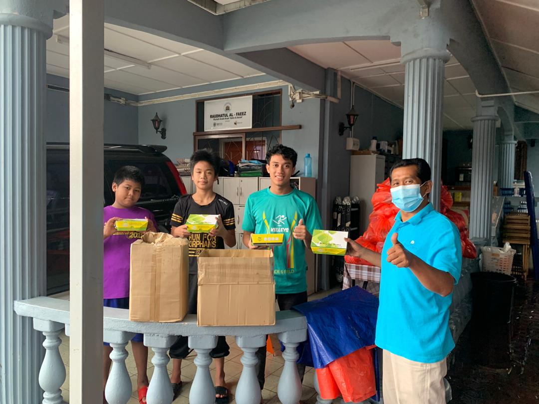Yide agih nasi briyani ayam kepada anak yatim