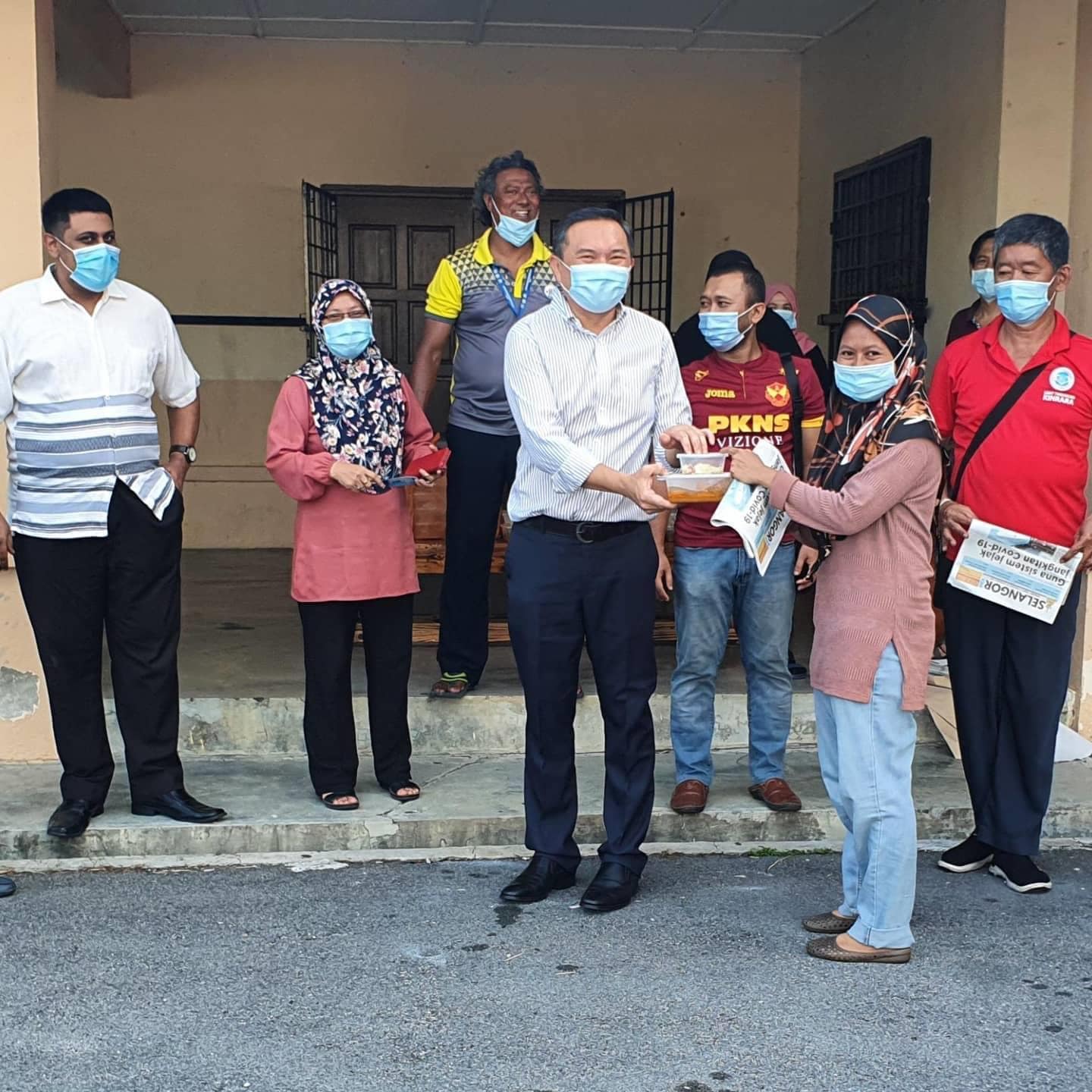 EXCO tempah makanan bantu peniaga tambah duit poket