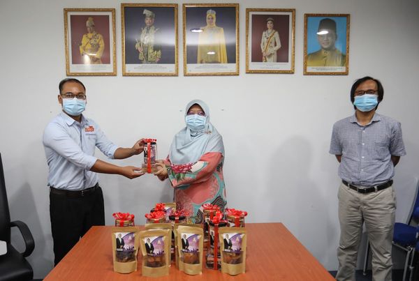 EXCO sumbang kuih raya kepada Media Selangor